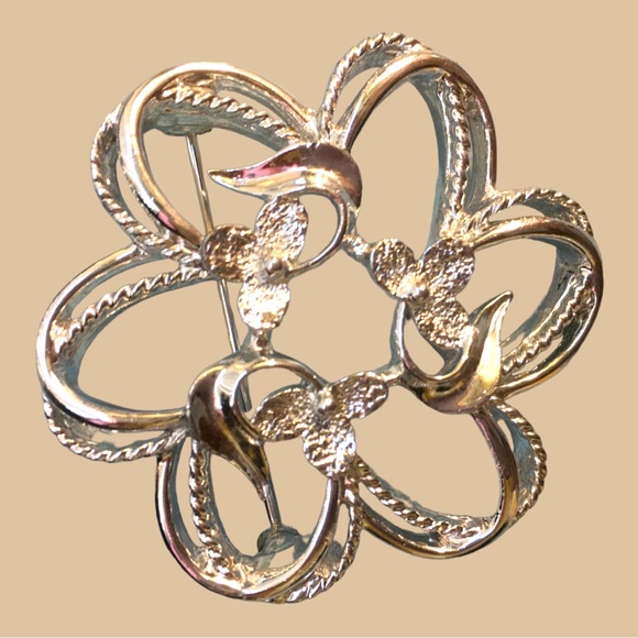 Vintage Jewelry - Vintage Flower Pin